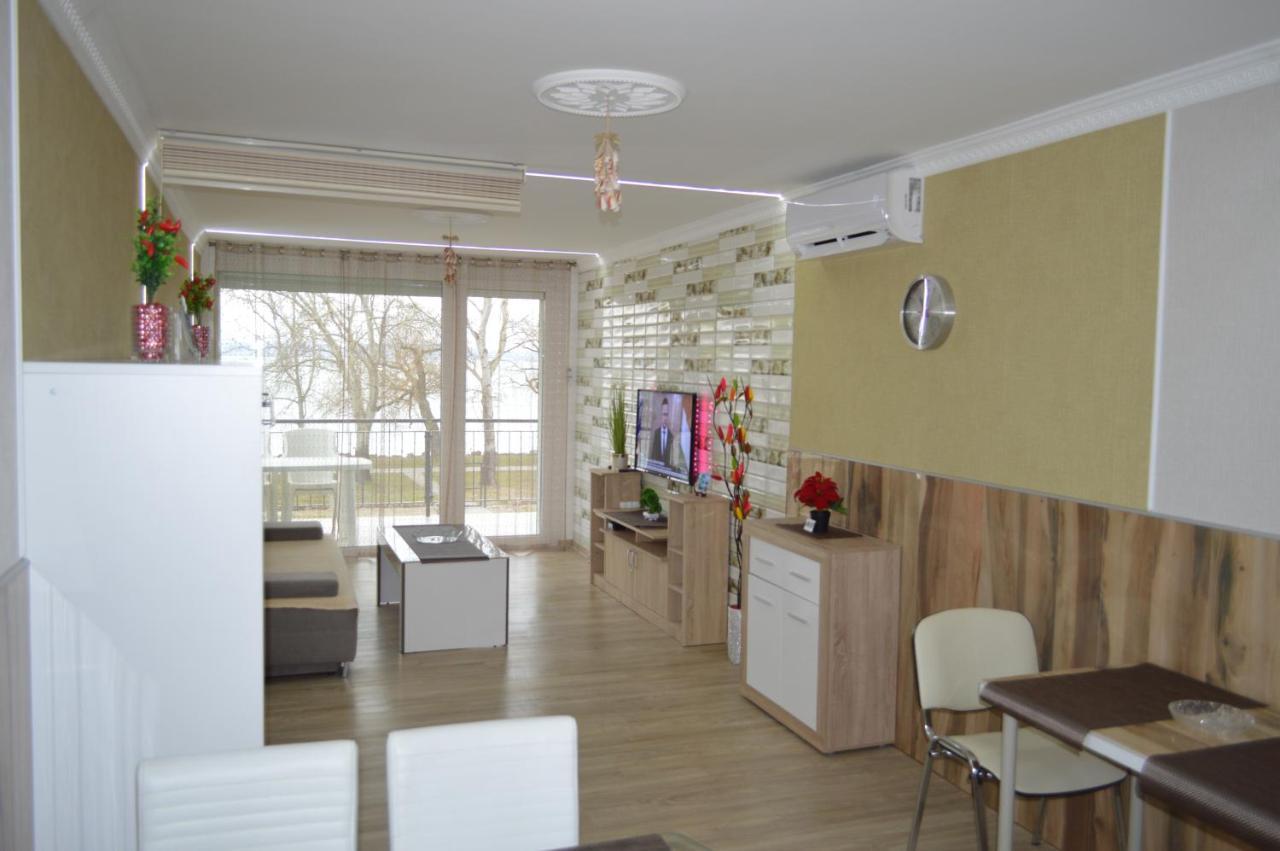 Siofok Ezuestpart Granada 2 Koezvetlen Vizparti Apartmanアパートメント エクステリア 写真