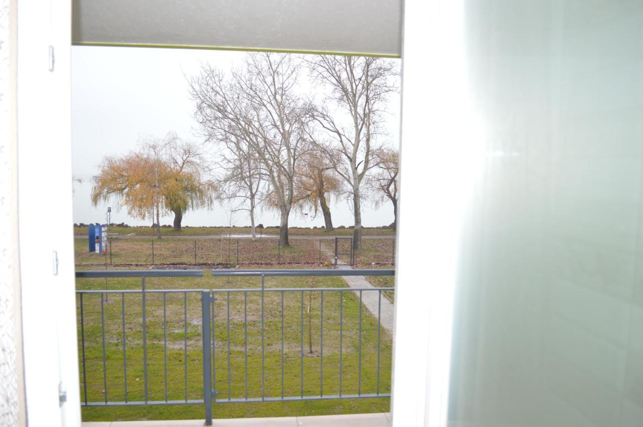 Siofok Ezuestpart Granada 2 Koezvetlen Vizparti Apartmanアパートメント エクステリア 写真