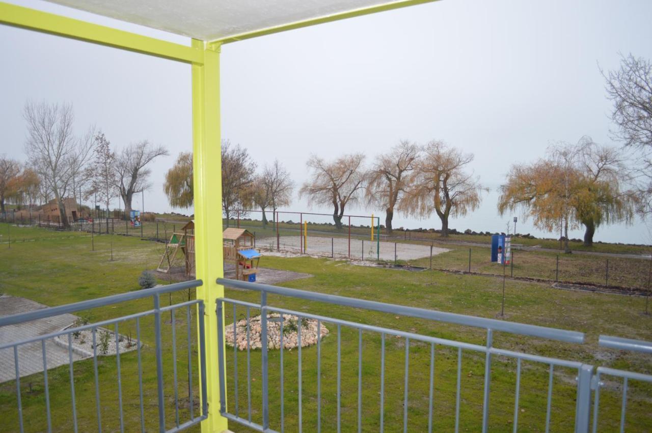 Siofok Ezuestpart Granada 2 Koezvetlen Vizparti Apartmanアパートメント エクステリア 写真