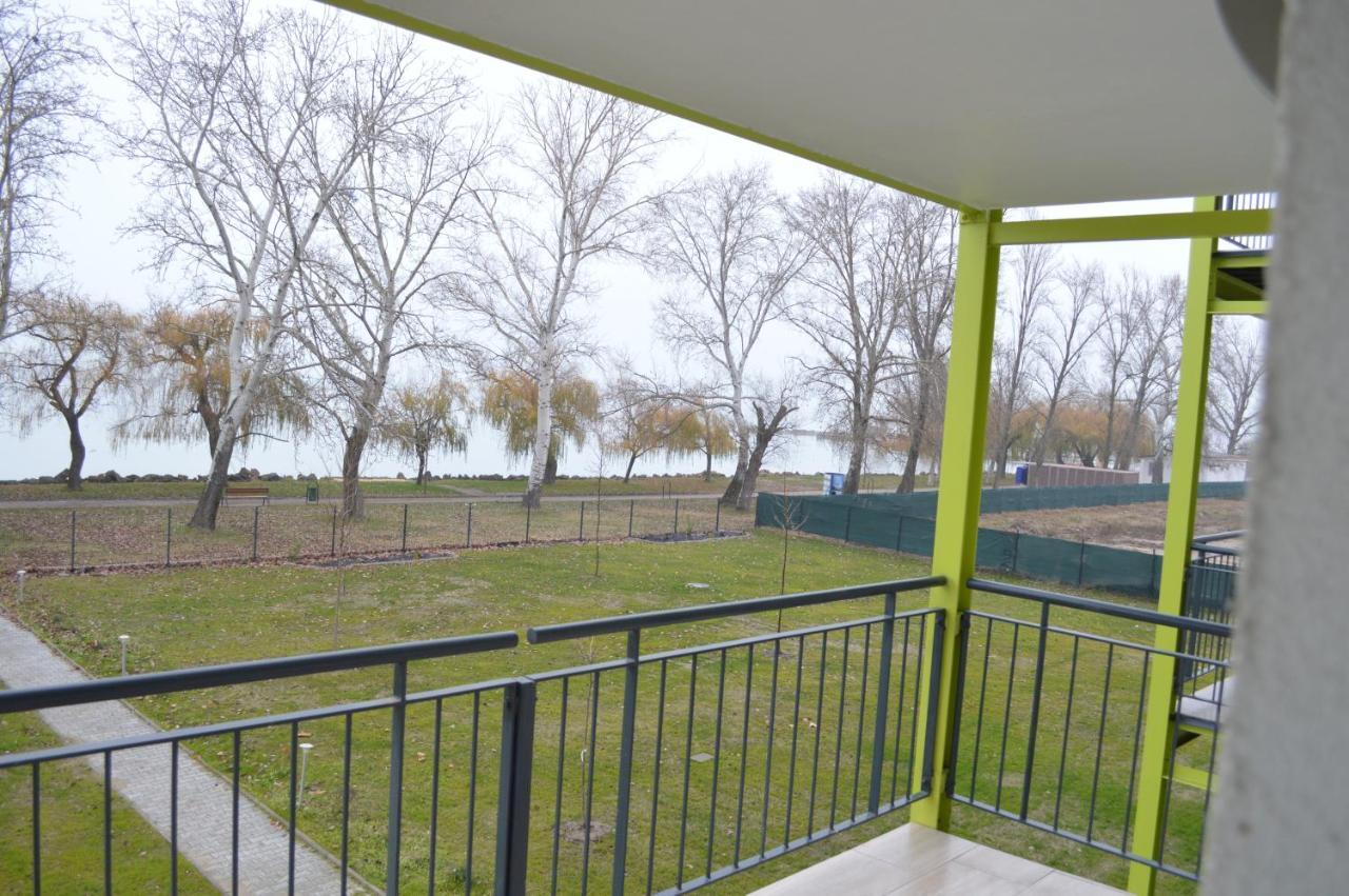 Siofok Ezuestpart Granada 2 Koezvetlen Vizparti Apartmanアパートメント エクステリア 写真
