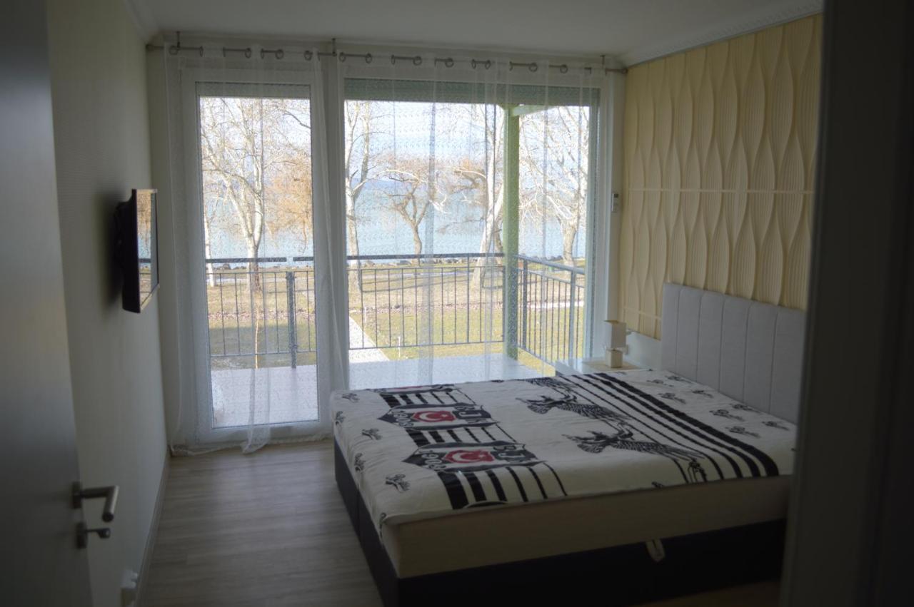 Siofok Ezuestpart Granada 2 Koezvetlen Vizparti Apartmanアパートメント エクステリア 写真