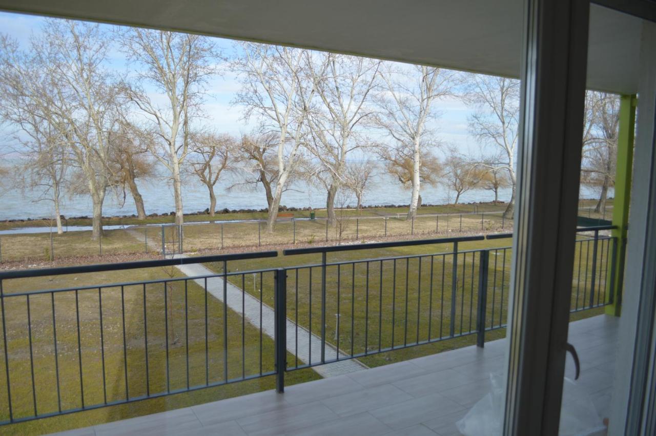 Siofok Ezuestpart Granada 2 Koezvetlen Vizparti Apartmanアパートメント エクステリア 写真